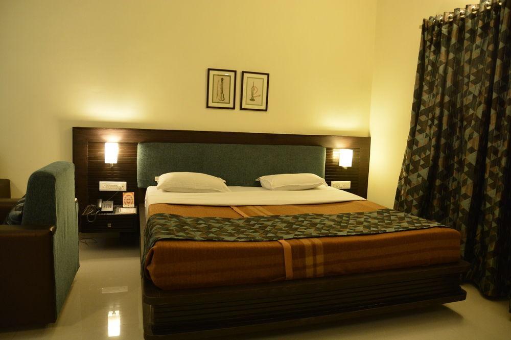 Hotel The Westend Ahmedabad Extérieur photo