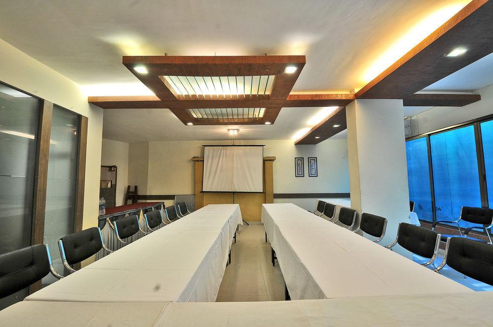 Hotel The Westend Ahmedabad Extérieur photo