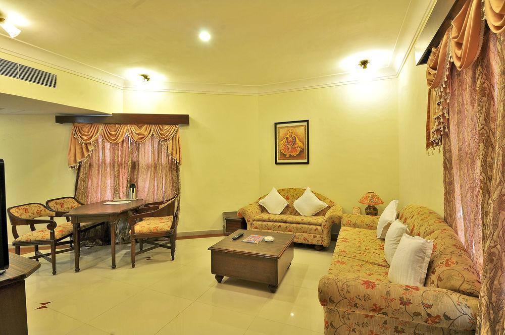 Hotel The Westend Ahmedabad Extérieur photo
