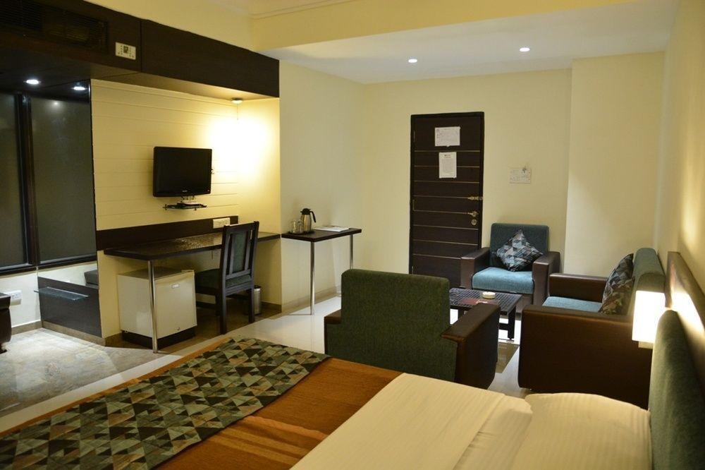 Hotel The Westend Ahmedabad Extérieur photo