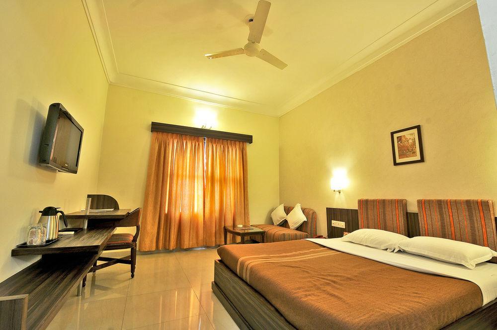 Hotel The Westend Ahmedabad Extérieur photo