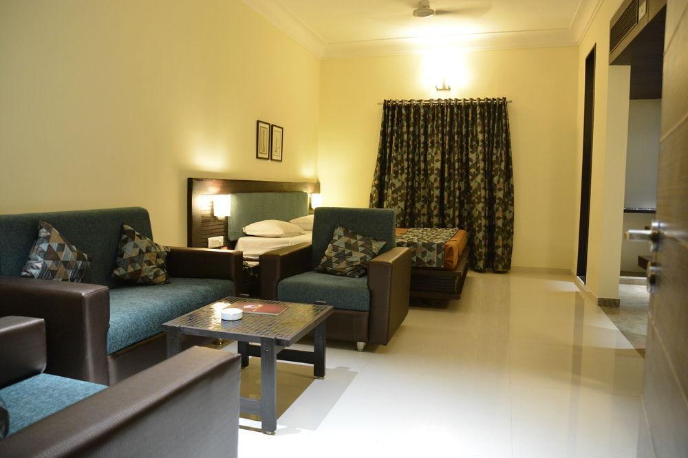 Hotel The Westend Ahmedabad Extérieur photo