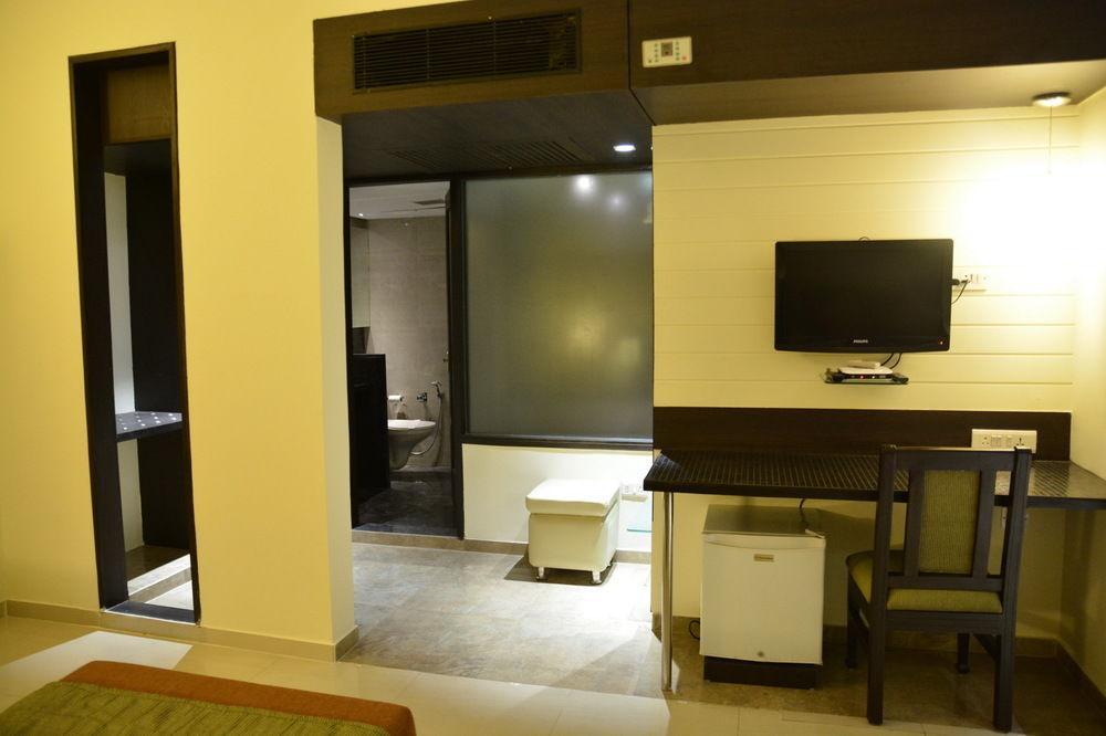 Hotel The Westend Ahmedabad Extérieur photo