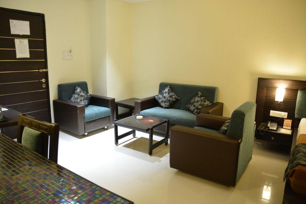 Hotel The Westend Ahmedabad Extérieur photo