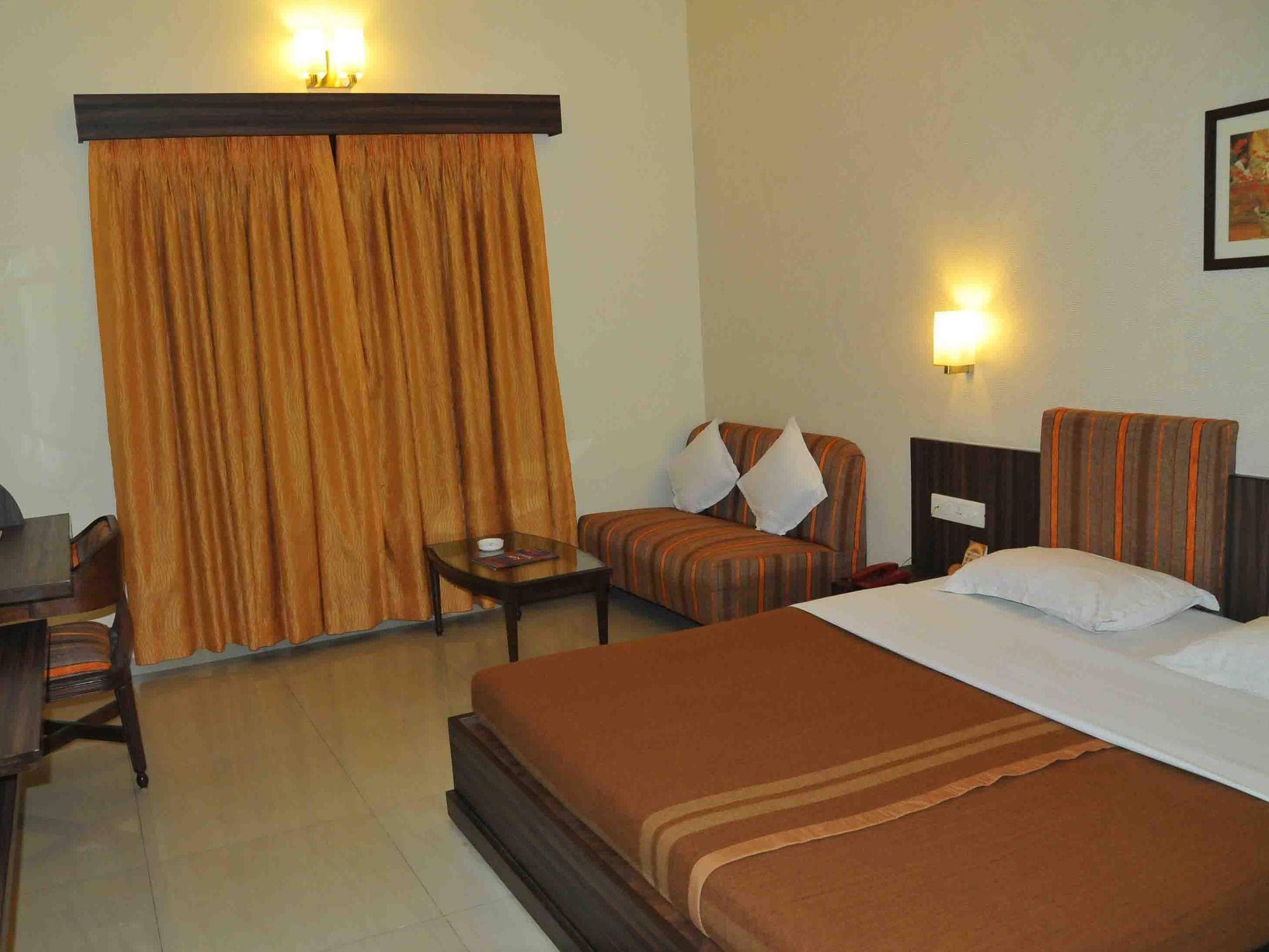 Hotel The Westend Ahmedabad Extérieur photo
