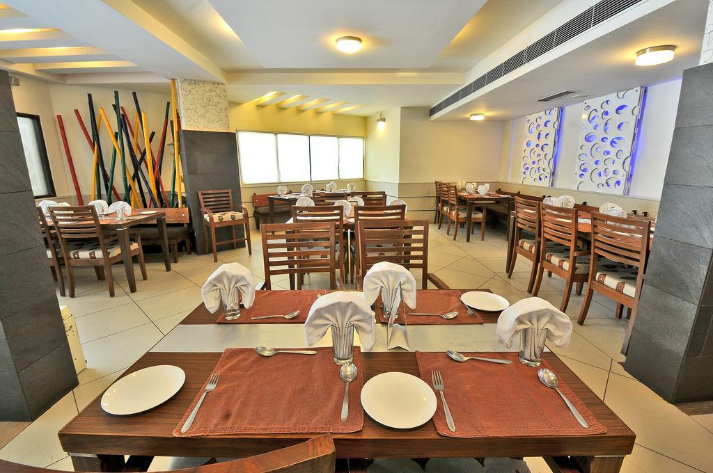 Hotel The Westend Ahmedabad Extérieur photo